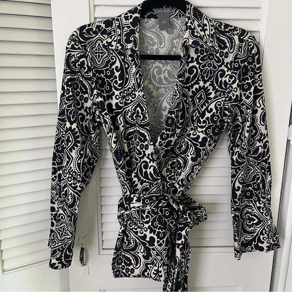 Ann Taylor Tie Wrap Blouse in Black and White Paisley Sz 6